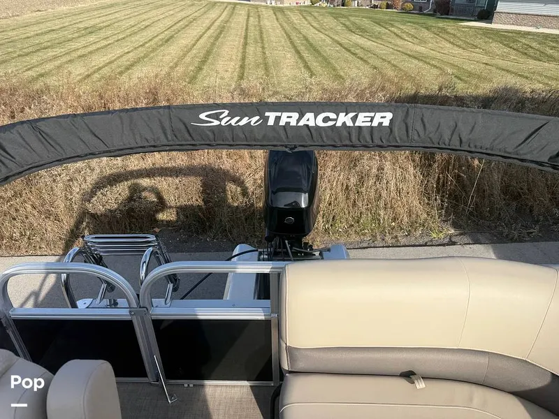 Slide: The Image of Sun Tracker Party Barge 16 DLX 2025 - 16056429