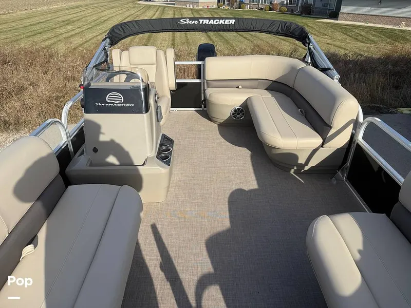 Slide: The Image of Sun Tracker Party Barge 16 DLX 2025 - 16056430