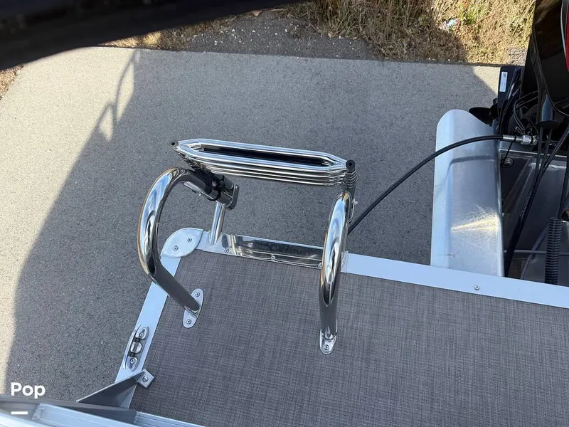 Slide: The Image of Sun Tracker Party Barge 16 DLX 2025 - 16056431