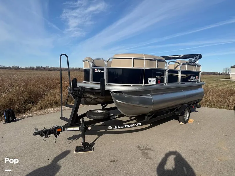 Slide: The Image of Sun Tracker Party Barge 16 DLX 2025 - 16056401