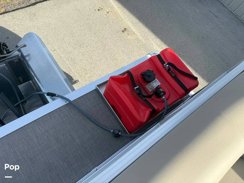 Slide: The Image of Sun Tracker Party Barge 16 DLX 2025 - 16056432