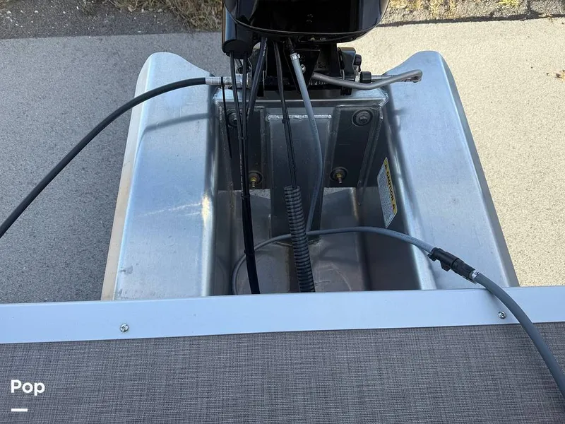 Slide: The Image of Sun Tracker Party Barge 16 DLX 2025 - 16056434