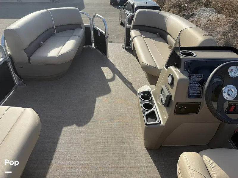 Slide: The Image of Sun Tracker Party Barge 16 DLX 2025 - 16056435