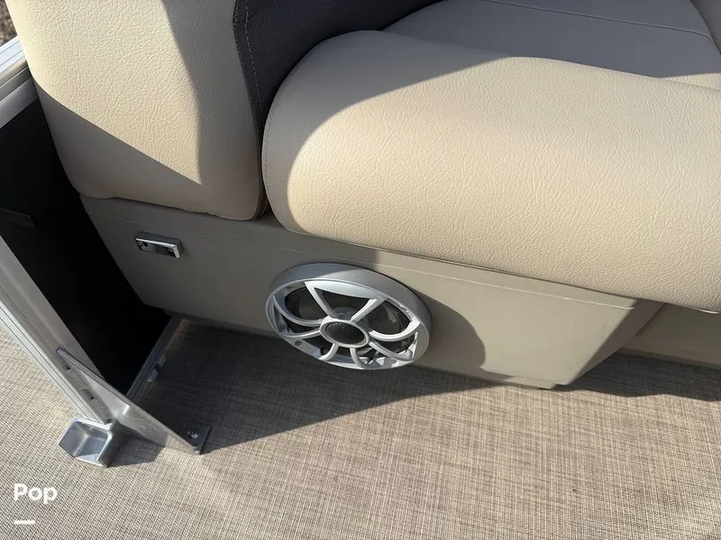 Slide: The Image of Sun Tracker Party Barge 16 DLX 2025 - 16056438