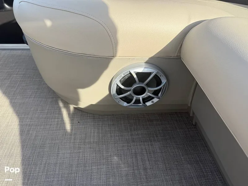 Slide: The Image of Sun Tracker Party Barge 16 DLX 2025 - 16056439