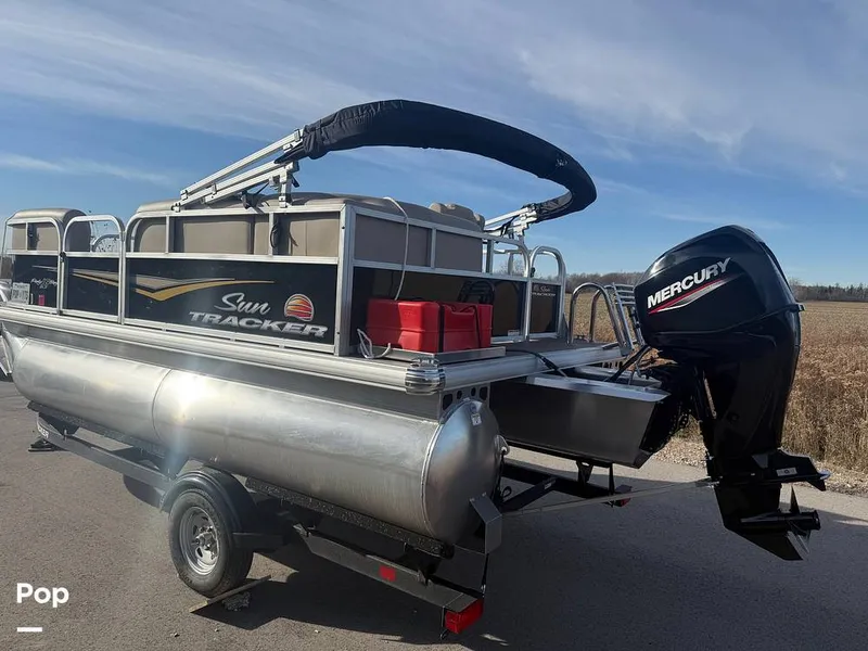 Slide: The Image of Sun Tracker Party Barge 16 DLX 2025 - 16056403