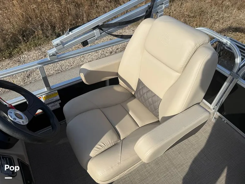 Slide: The Image of Sun Tracker Party Barge 16 DLX 2025 - 16056443