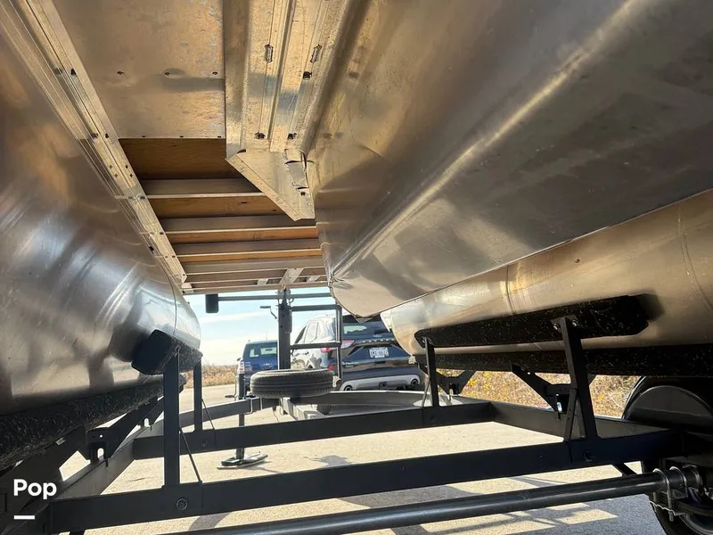 Slide: The Image of Sun Tracker Party Barge 16 DLX 2025 - 16056445