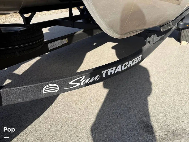 Slide: The Image of Sun Tracker Party Barge 16 DLX 2025 - 16056447