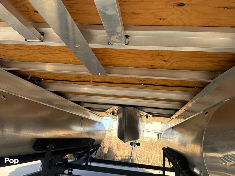 Slide: The Image of Sun Tracker Party Barge 16 DLX 2025 - 16056449