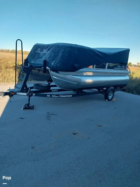 Slide: The Image of Sun Tracker Party Barge 16 DLX 2025 - 15990816