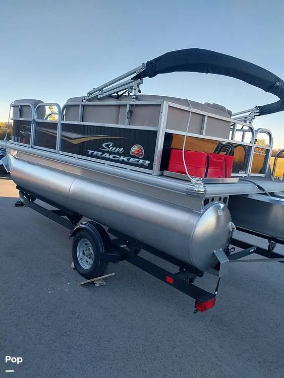 Slide: The Image of Sun Tracker Party Barge 16 DLX 2025 - 15990819