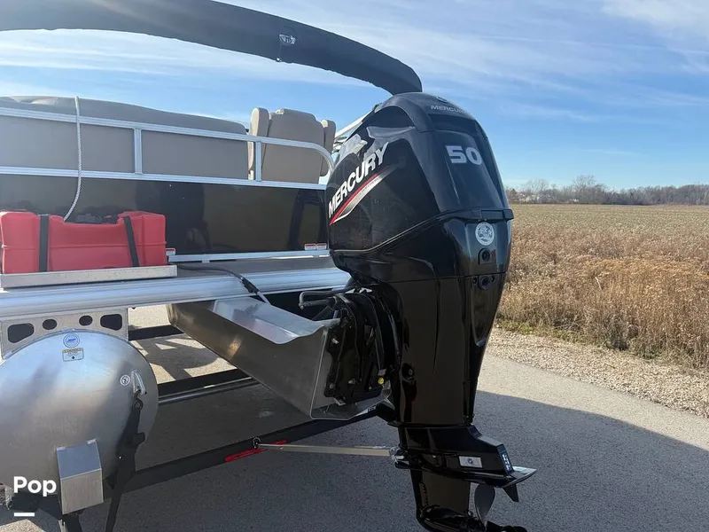 Slide: The Image of Sun Tracker Party Barge 16 DLX 2025 - 16056404