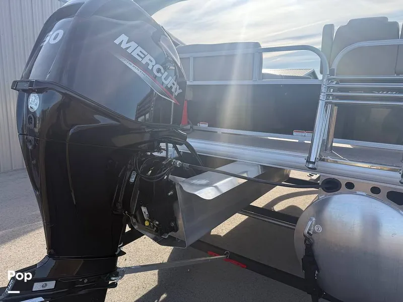 Slide: The Image of Sun Tracker Party Barge 16 DLX 2025 - 16056406