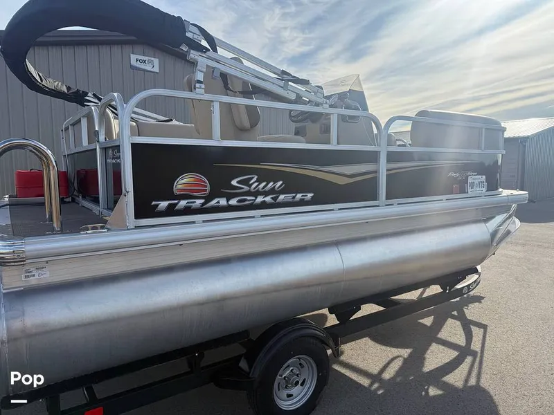 Slide: The Image of Sun Tracker Party Barge 16 DLX 2025 - 16056407