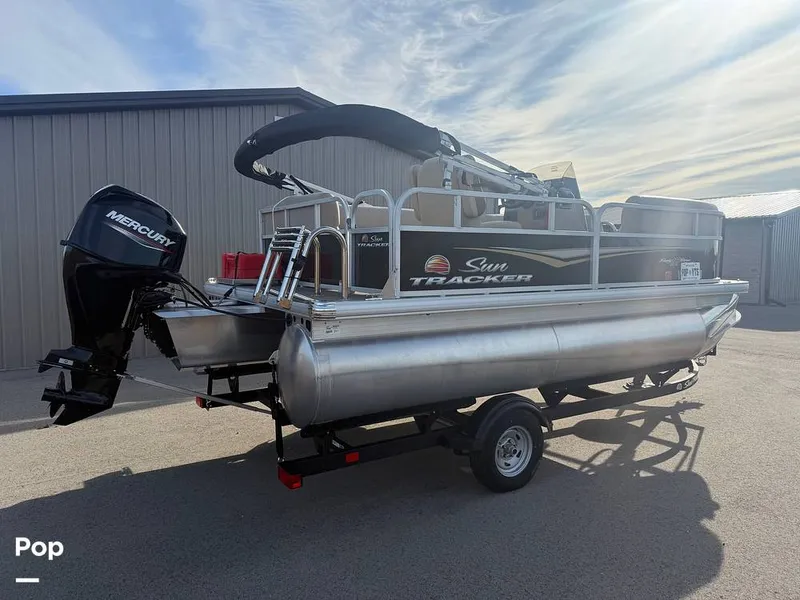 Slide: The Image of Sun Tracker Party Barge 16 DLX 2025 - 16056408