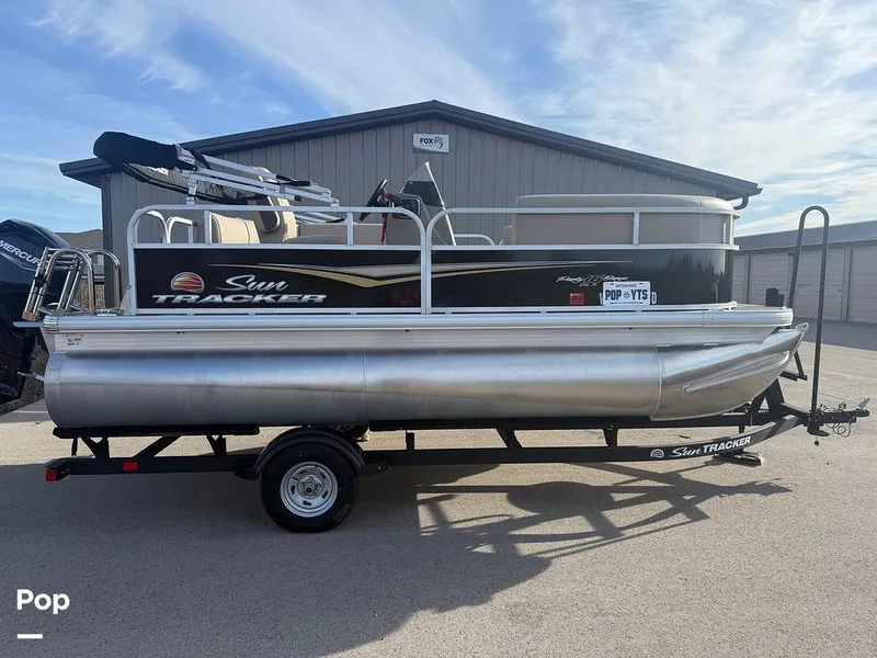 Slide: The Image of Sun Tracker Party Barge 16 DLX 2025 - 16056409