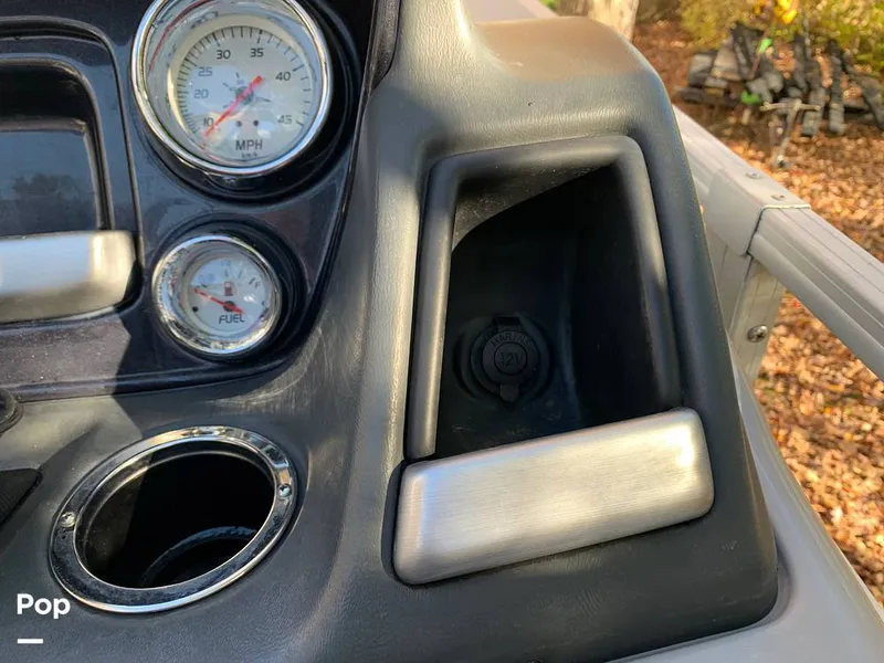 Slide: The Image of 12V Port - 16014831