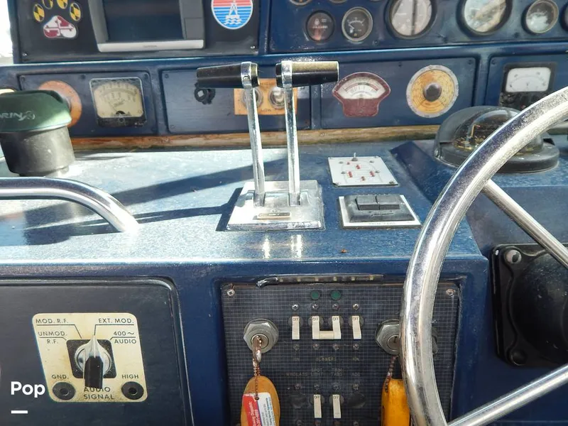 Slide: The Image of Sea Ray 390 Express Cruiser 1986 - 16017361