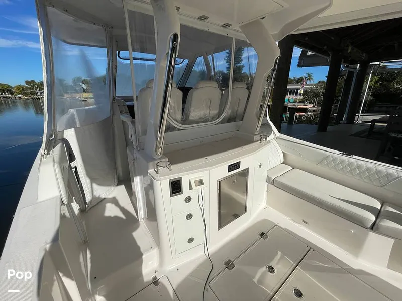 Slide: The Image of Regal 33 SAV 2019 - 16119067