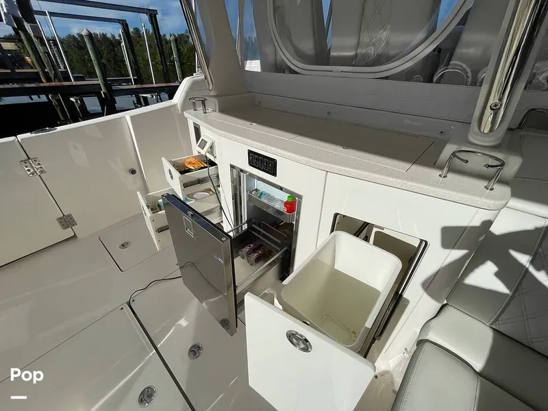 Slide: The Image of Regal 33 SAV 2019 - 16119071