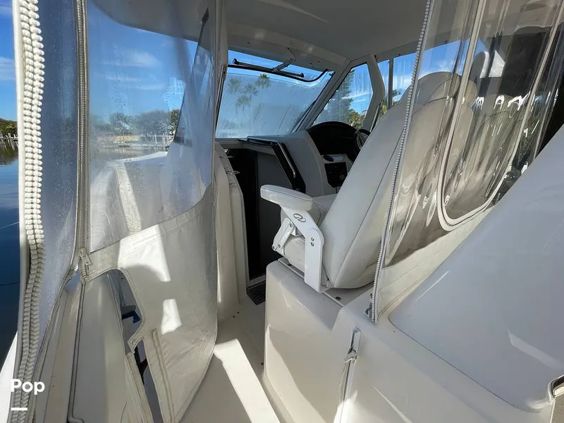 Slide: The Image of Regal 33 SAV 2019 - 16119092