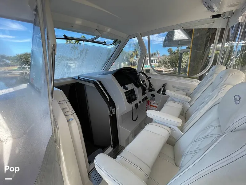 Slide: The Image of Regal 33 SAV 2019 - 16119093