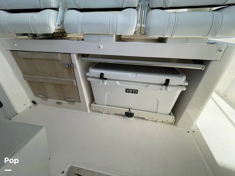 Slide: The Image of Regal 33 SAV 2019 - 16119098