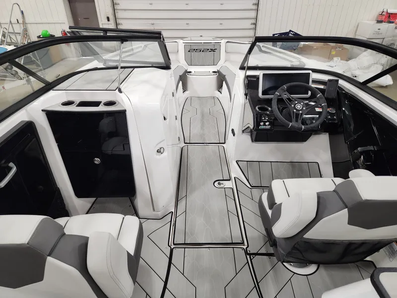 Slide: The Image of Yamaha 252XE 2024 - 3