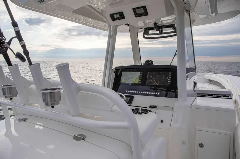 Slide: The Image of Regulator Marine 34SS 2023 - 5