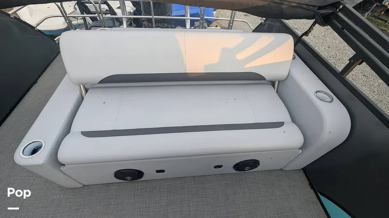 Slide: The Image of Bentley Pontoons Swingback 240 2024 - 16070200