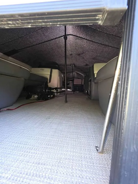 Slide: The Image of Manitou 22 Aurora LE 2021 - 16024577