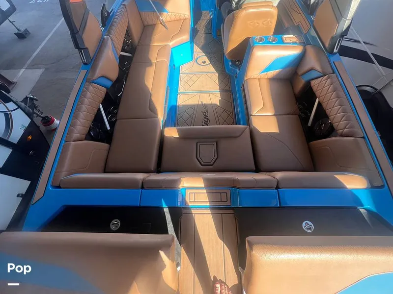 Slide: The Image of Bench Seating All The Way Around - 16127484