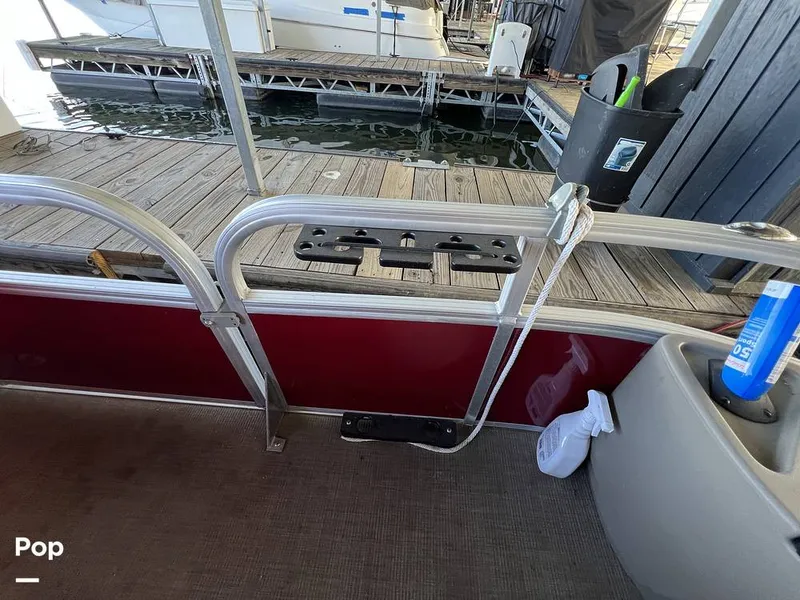 Slide: The Image of Sun Tracker Fishin' Barge 20 DLX 2022 - 16174223