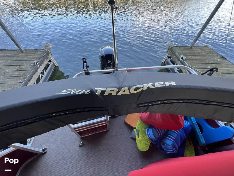 Slide: The Image of Sun Tracker Fishin' Barge 20 DLX 2022 - 16174233