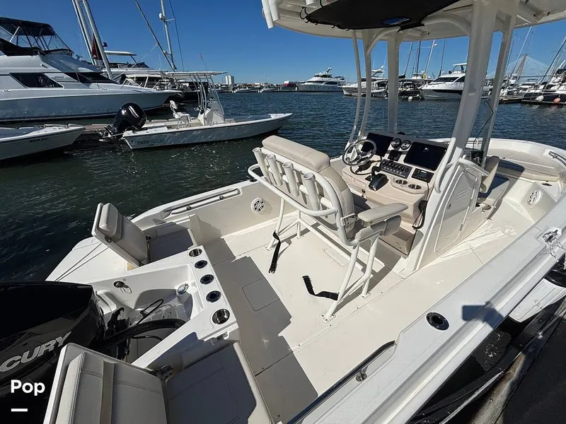 Slide: The Image of Boston Whaler 220 DAUNTLESS 2025 - 16062590