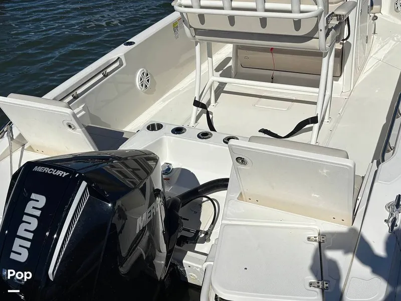 Slide: The Image of Boston Whaler 220 DAUNTLESS 2025 - 16062592