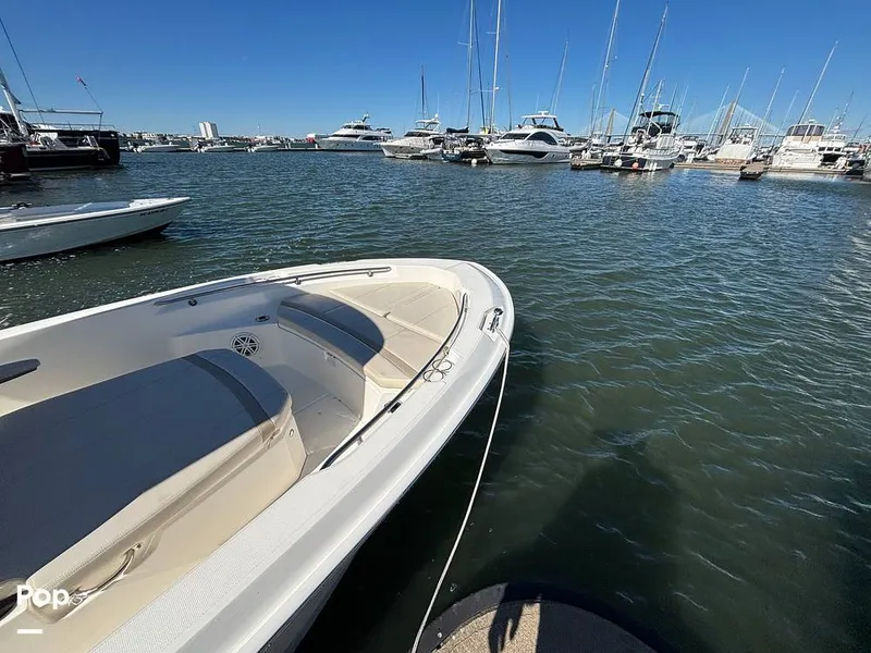 Slide: The Image of Boston Whaler 220 DAUNTLESS 2025 - 16062584
