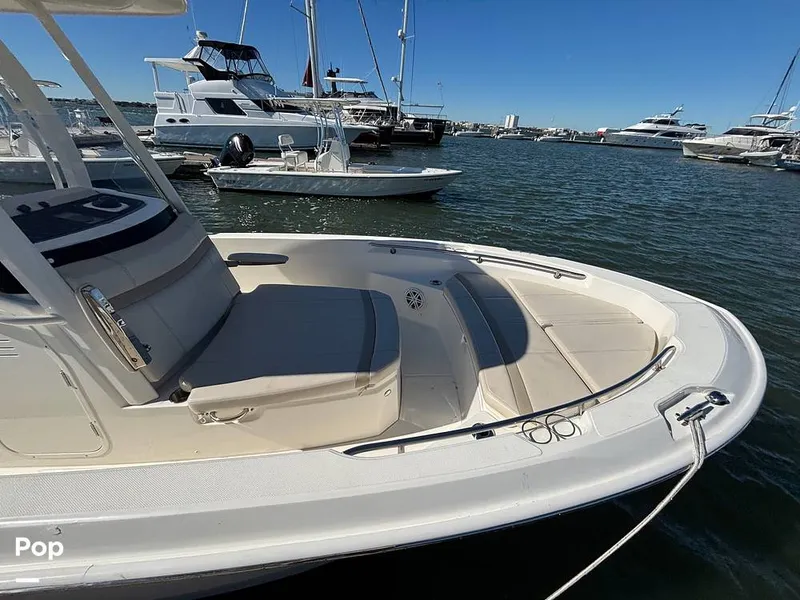 Slide: The Image of Boston Whaler 220 DAUNTLESS 2025 - 16062585