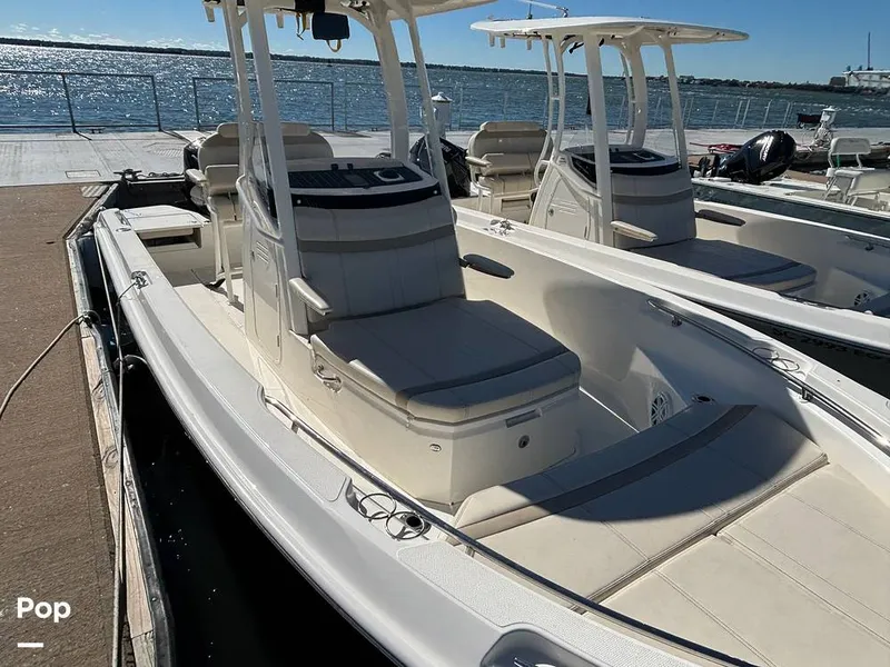 Slide: The Image of Boston Whaler 220 DAUNTLESS 2025 - 16062549