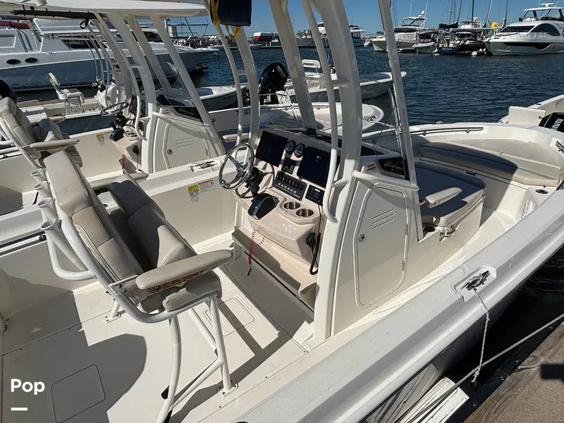 Slide: The Image of Boston Whaler 220 DAUNTLESS 2025 - 16062542