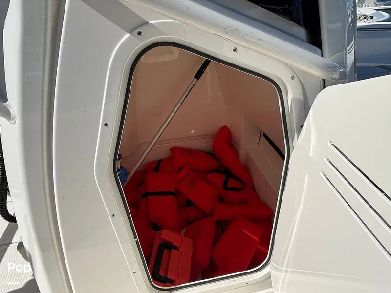 Slide: The Image of Boston Whaler 220 DAUNTLESS 2025 - 16062543