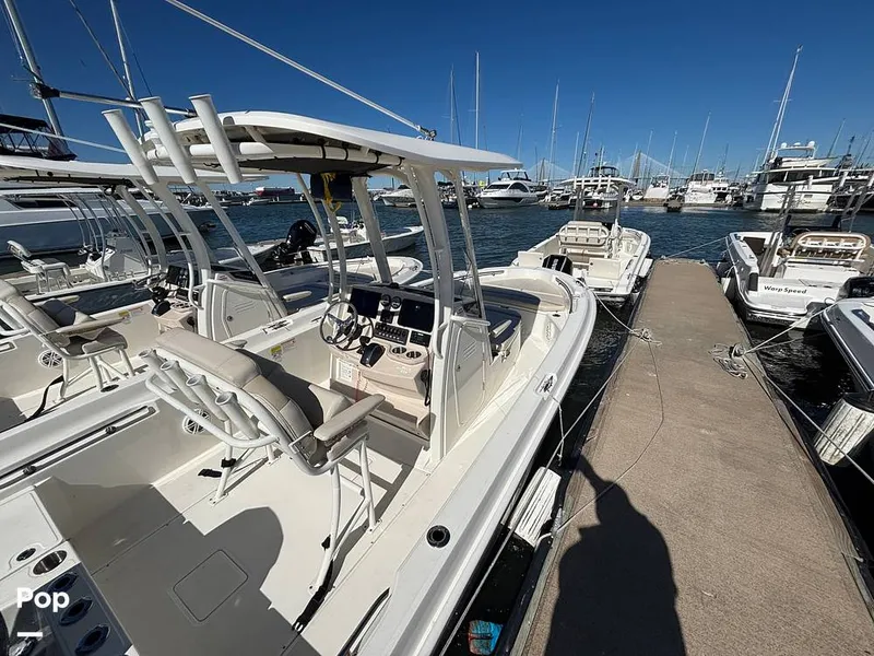 Slide: The Image of Boston Whaler 220 DAUNTLESS 2025 - 16062538