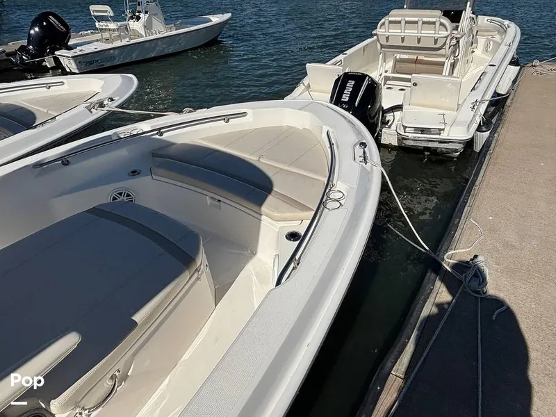 Slide: The Image of Boston Whaler 220 DAUNTLESS 2025 - 16062547