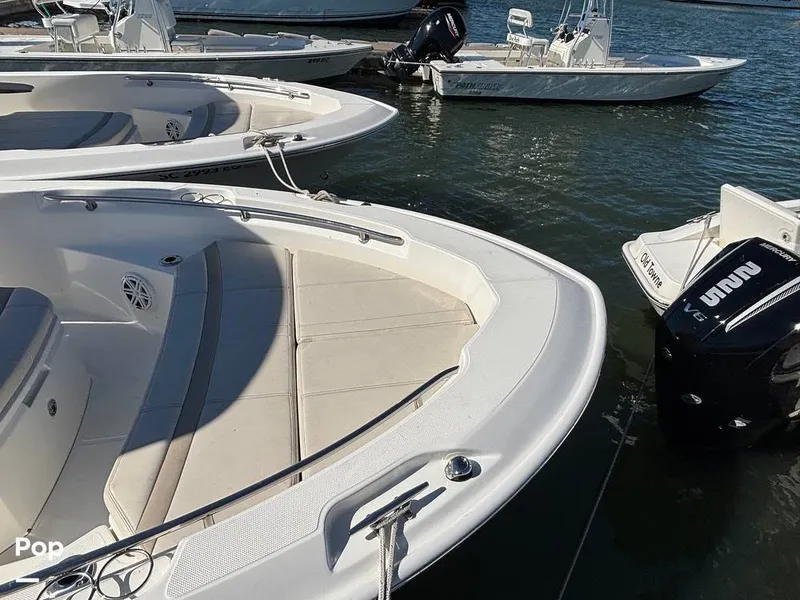 Slide: The Image of Boston Whaler 220 DAUNTLESS 2025 - 16062548