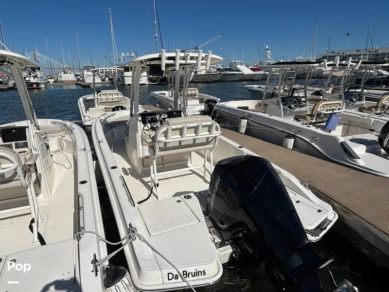 Slide: The Image of Boston Whaler 220 DAUNTLESS 2025 - 16062541