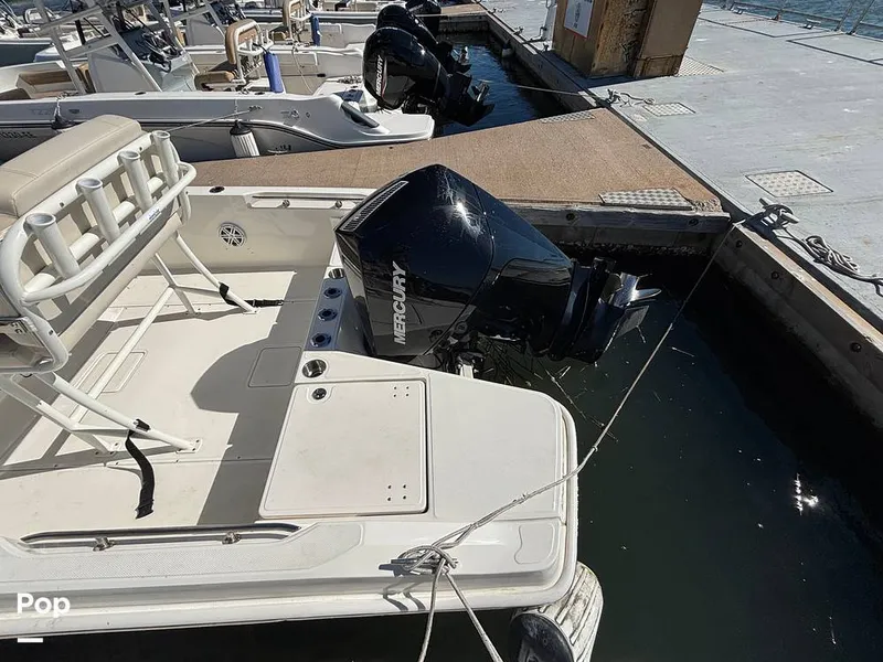 Slide: The Image of Boston Whaler 220 DAUNTLESS 2025 - 16062485