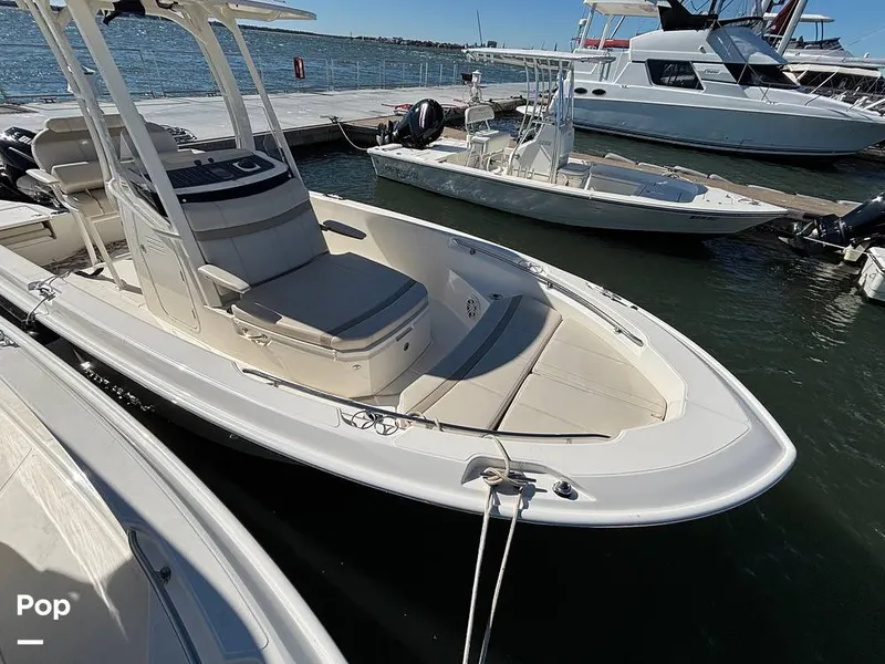Slide: The Image of Boston Whaler 220 Dauntless 2025 - 16062513