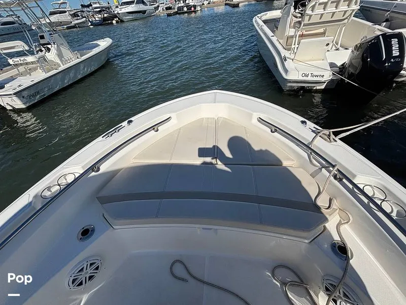 Slide: The Image of Boston Whaler 220 Dauntless 2025 - 16062517