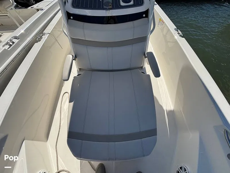 Slide: The Image of Boston Whaler 220 Dauntless 2025 - 16062518